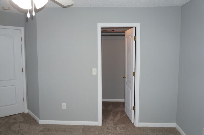 Building Photo - Rare 2 bedroom 2.5 bath Townhome located in Fox Creek