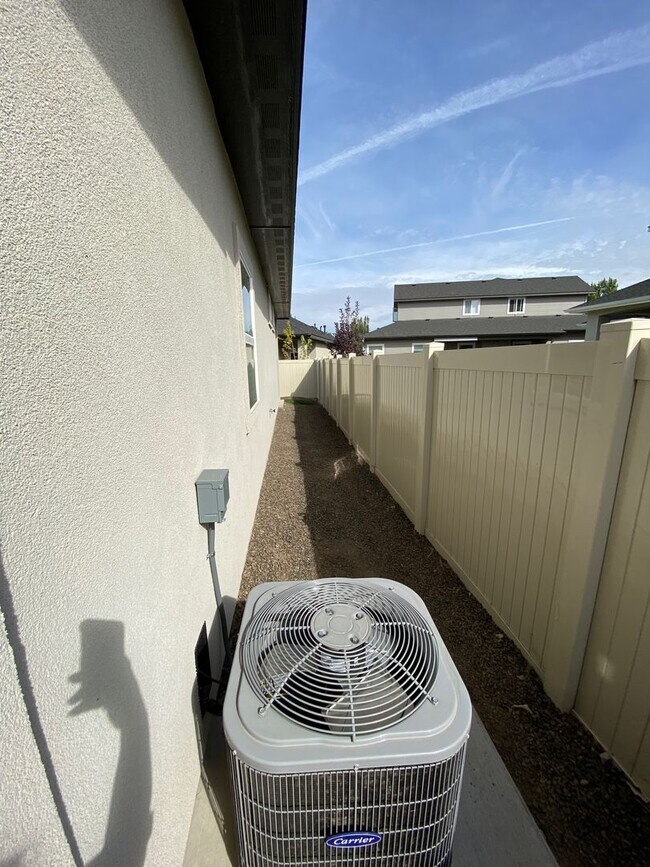 Building Photo - Lovely Single Level 3 Bed 2 Bath Home in M...