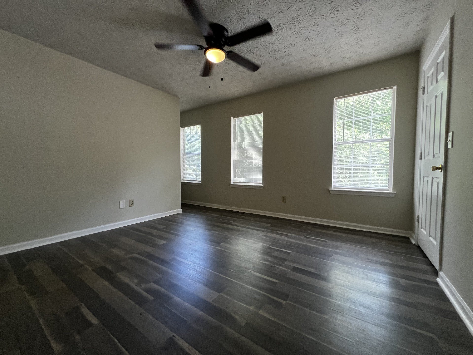 Building Photo - 6617 Meadow Green Cir