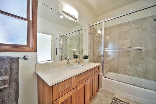 Building Photo - Luxurious 4 bed / 3.5 bath / 3,276 sqft Ho...