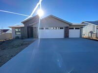 Building Photo - 3 Bedroom 2 Bath & 3 Car Garage Available ...