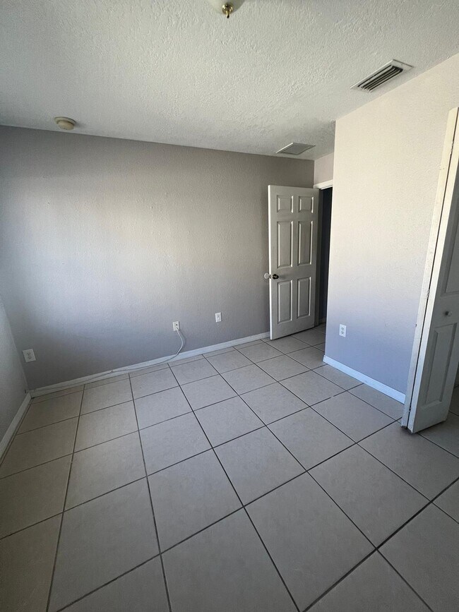 Building Photo - 3004 San Remo Cir