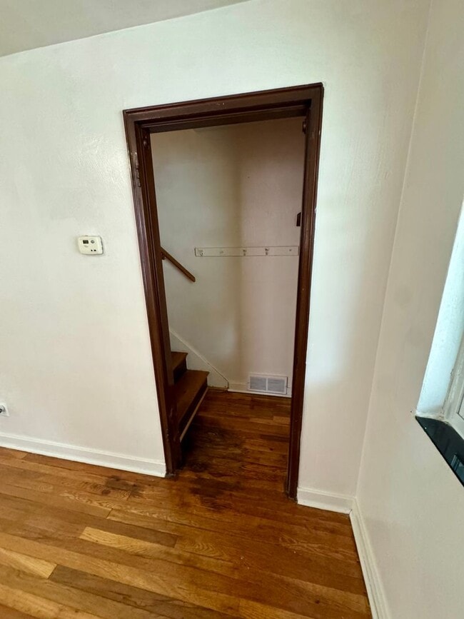 Building Photo - Charming 4 Bed 1.5 Bath house with BRAND NEW KITCHEN!!!