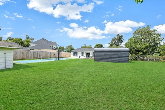 Building Photo - 2550 Roy Cir