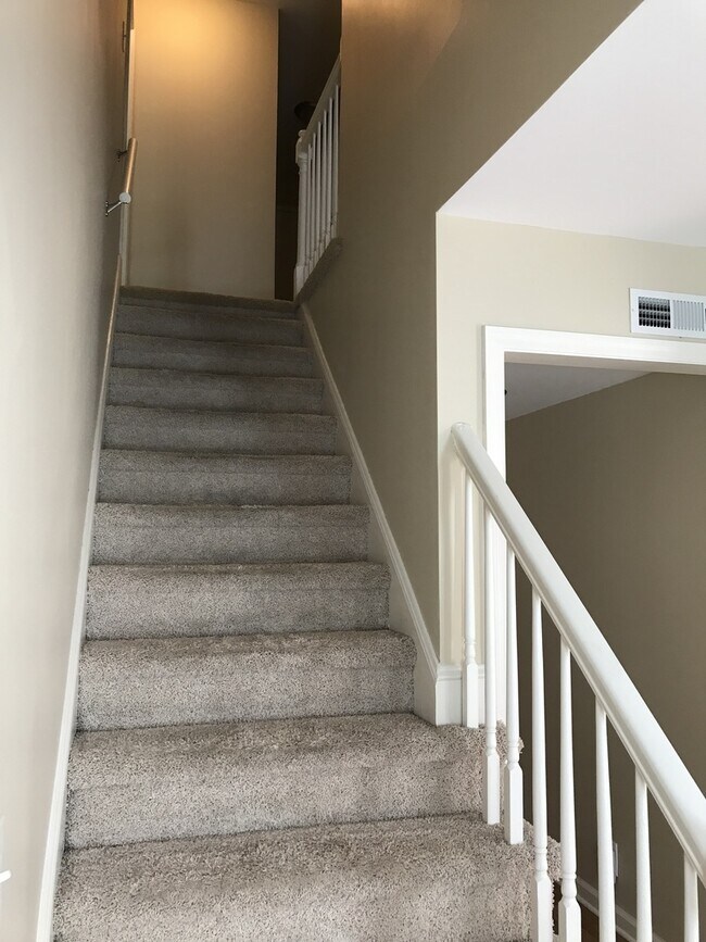 Building Photo - Bellevue Townhome 4 bedrooms 3 full baths