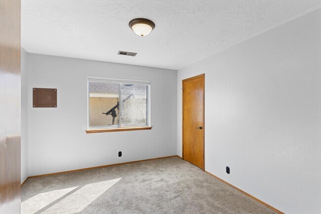 Building Photo - 5400 Dee Dr NE