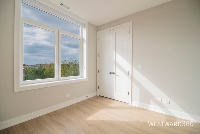 Building Photo - 2355 W Flournoy St