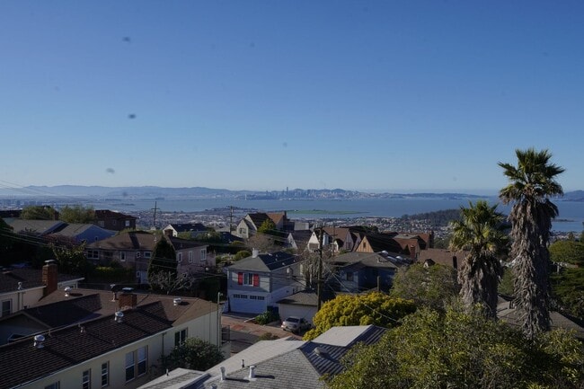 Building Photo - Kensington Beauty!