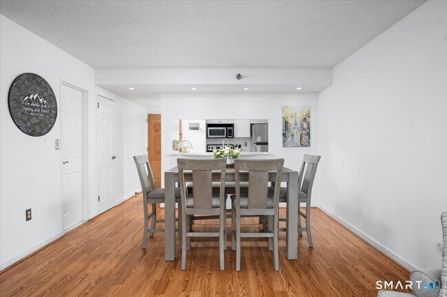 Building Photo - 127 Greyrock Pl