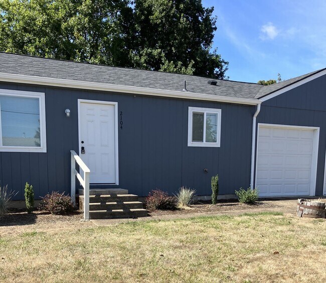 Building Photo - Remodeled 4-Plex Apartment - Attached Gara...