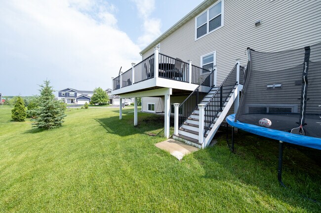 Building Photo - 5570 Queensland Ln N