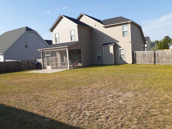 Building Photo - NEW LISTING- 4 bd/ 2.5 ba located MINUTES ...