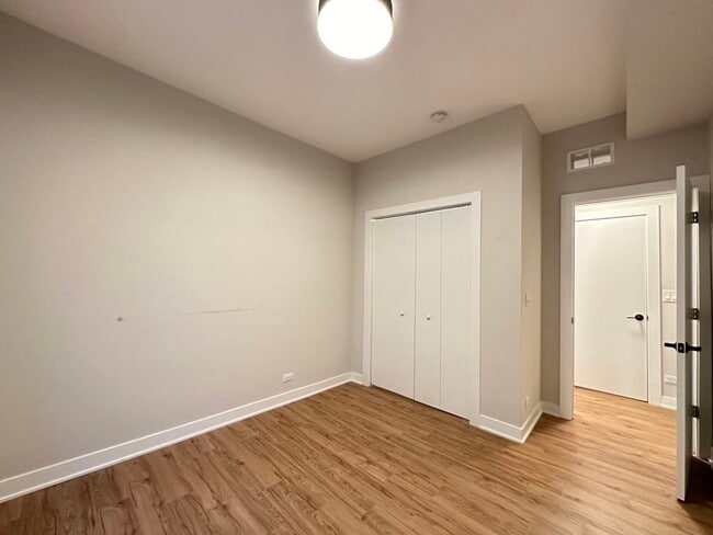 Building Photo - 661 W Wrightwood Ave