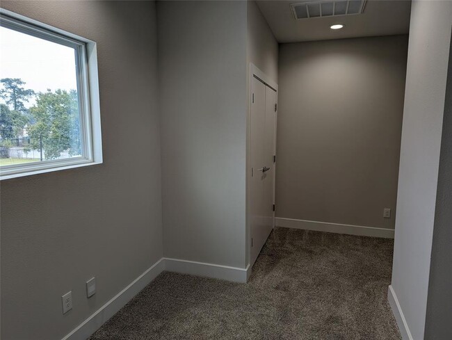 Building Photo - 3344 Pinemont Dr