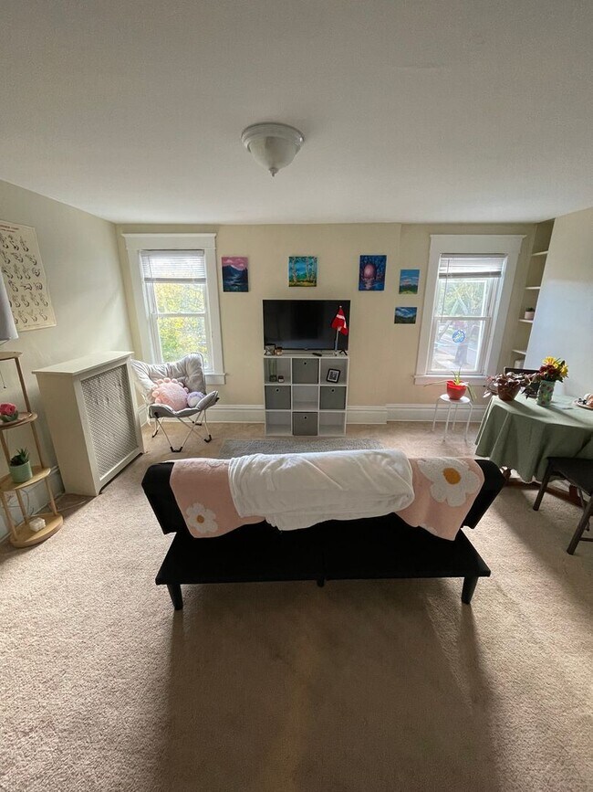 Building Photo - Two Bedroom apartment near engineering and...