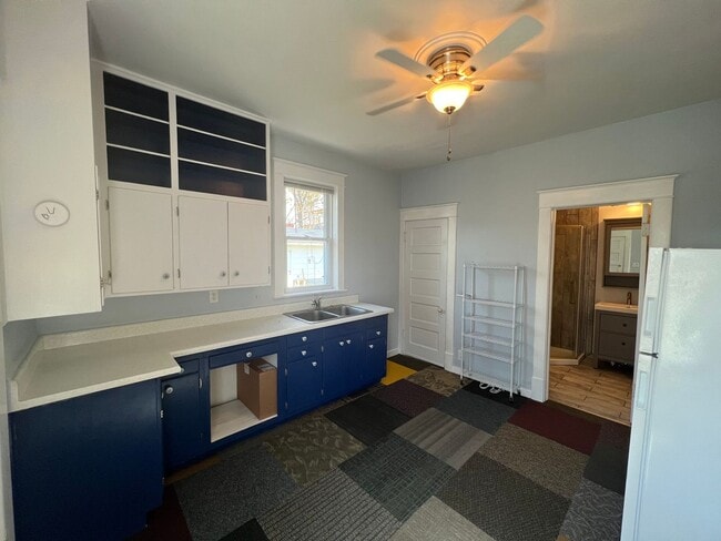 Building Photo - AVAILABLE July - Perfect 2 Bed 1 Bath In Hillside Neighborhood