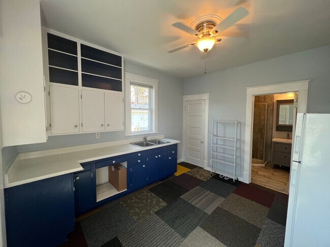 Building Photo - AVAILABLE JUNE - Perfect 2 Bed 1 Bath In Hillside Neighborhood
