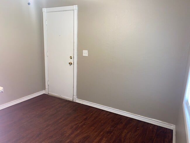 Building Photo - 404 N Lindsey St