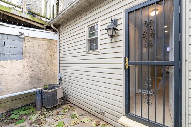 Building Photo - Charming 2 bedroom