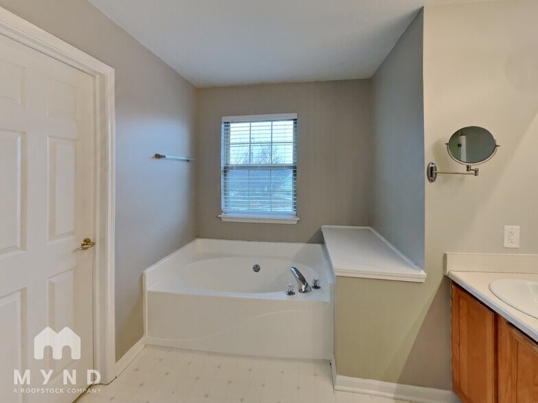 Building Photo - 10301 Springridge Cir