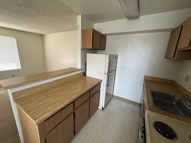 Building Photo - 1 Bedroom Central location with AC!!