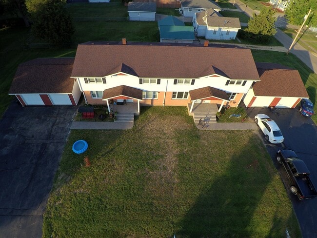 Building Photo - 2 Bedroom, 1.5 Bath Townhouse w/Garage in Camanche, IA