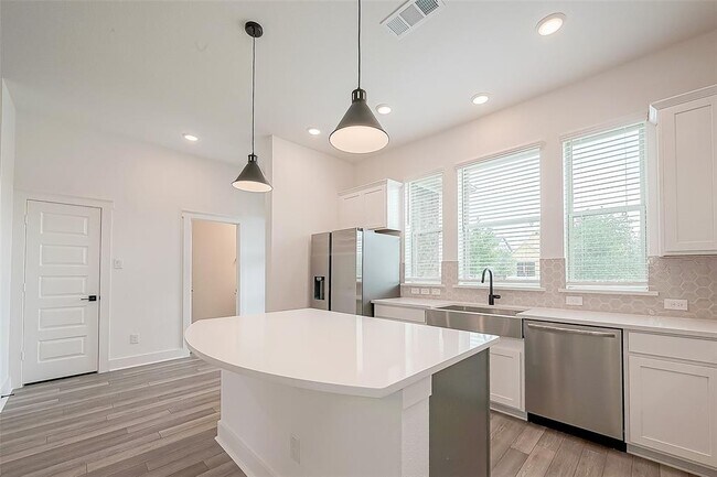 Building Photo - 15123 Parkland Canyon Dr