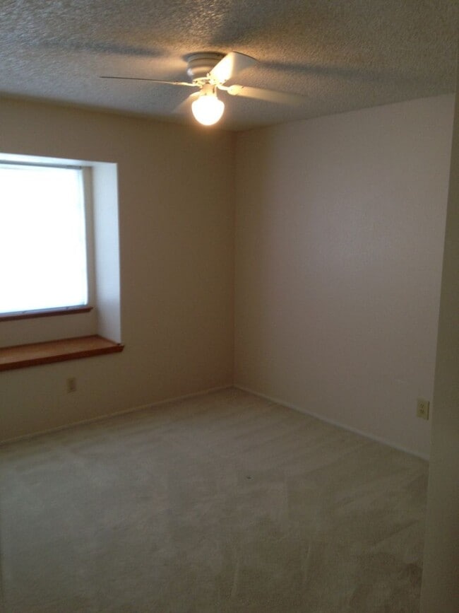 Building Photo - SW Bakersfield home!