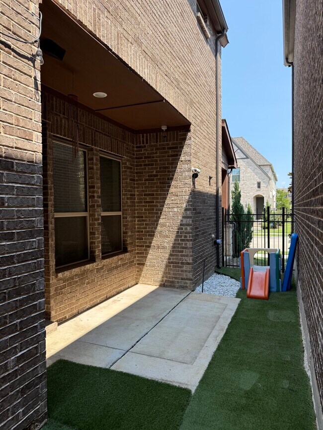 Building Photo - 620 Courtyard Ln