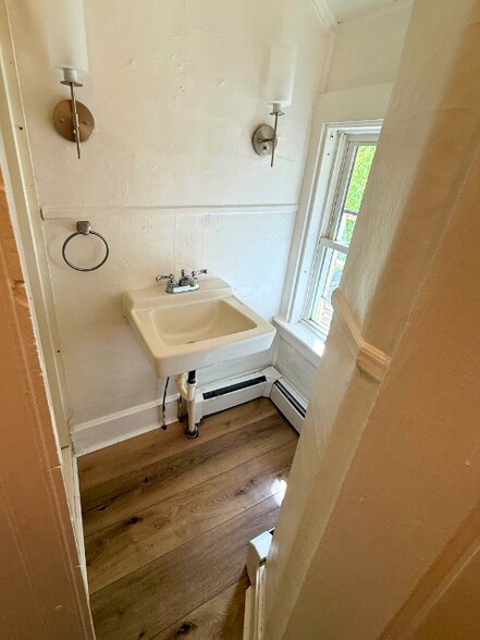 Building Photo - 14 Willow St