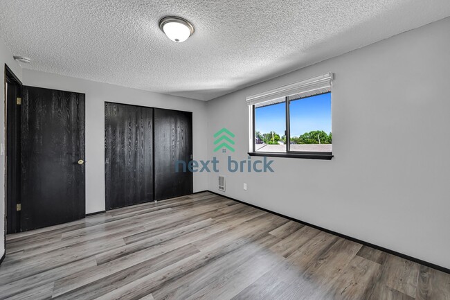 Building Photo - 2 BED & 1.5 BATH DUPLEX FOR RENT