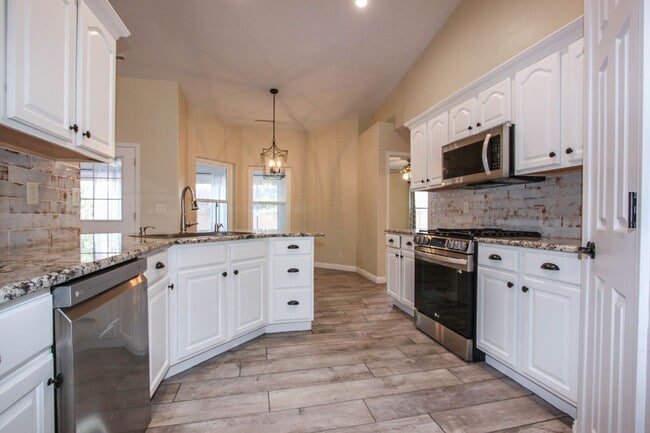 Building Photo - 3 Bedroom Home in Viewpoint East  Applicat...