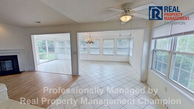 Building Photo - Spacious 3 BD/3 BA Home with Open Floorpla...