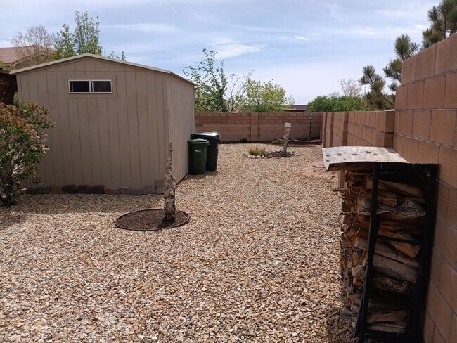 Building Photo - 4 Bedroom, 2 Bathroom! Lovely Home!