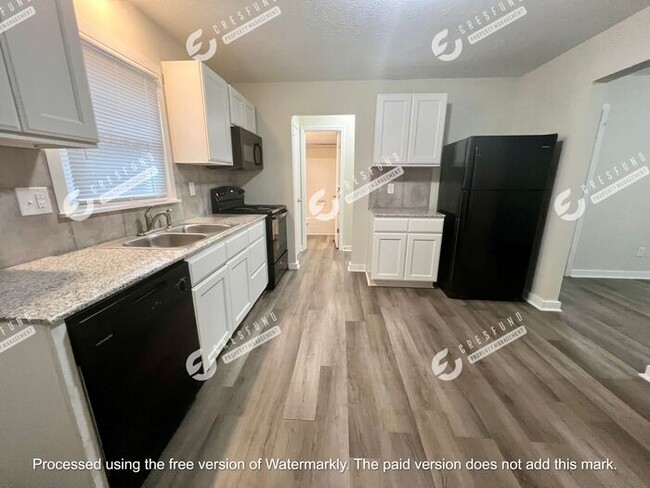 Building Photo - Spacious 1 BR 1 Bath bottom unit