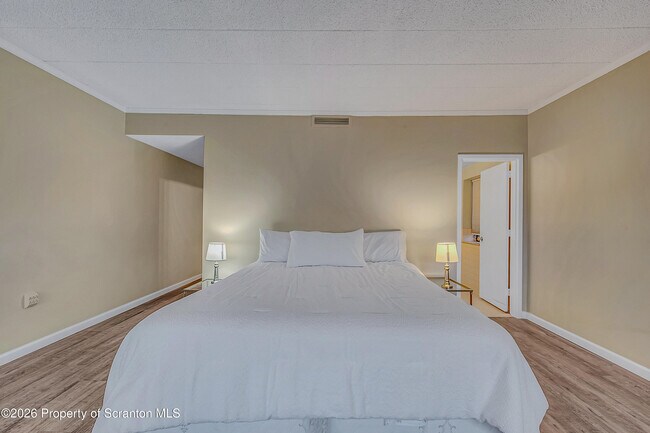 Building Photo - 550 Clay Ave