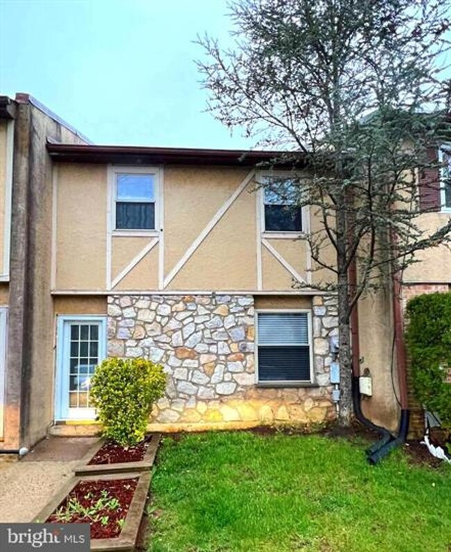 Primary Photo - Beautiful fully renovated Townhomw 3 beds ...