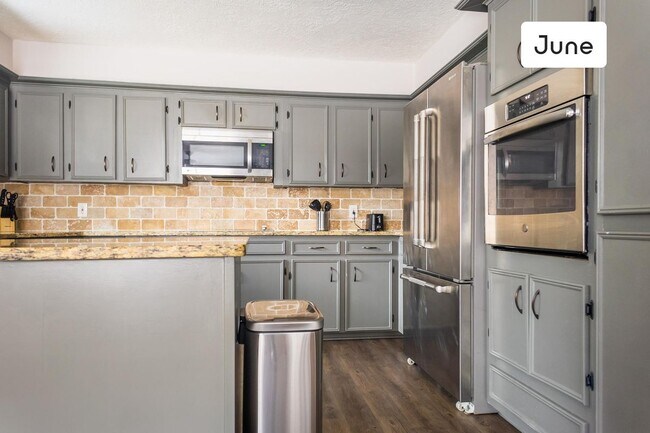 Building Photo - ROOM ONLY in 4-bed/2.0-bath Home