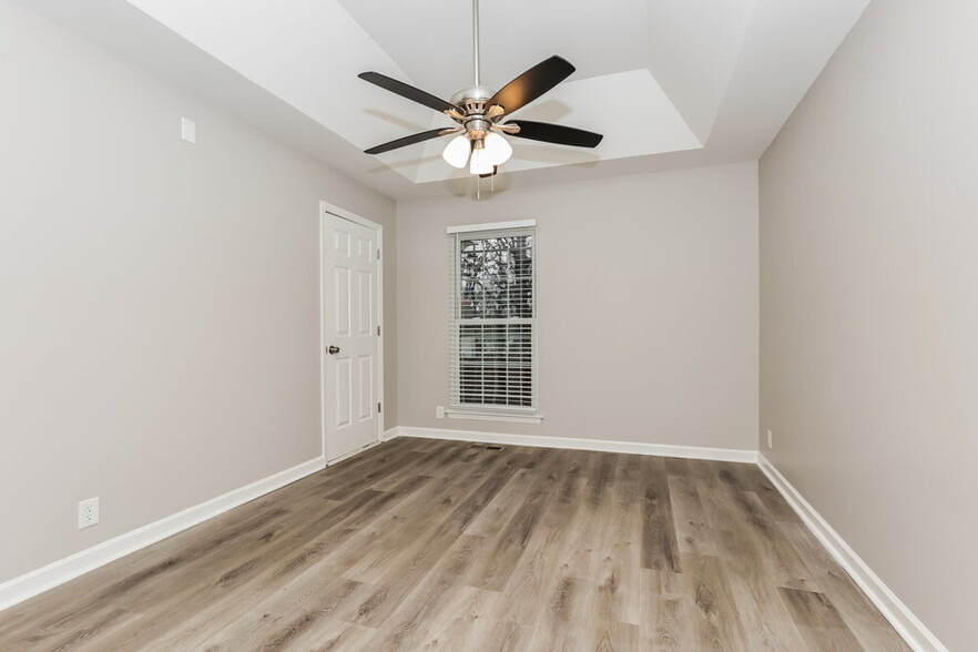 Building Photo - 208 Legend Ct