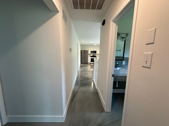 Building Photo - 4 Bedroom house with Second kitchen in basement
