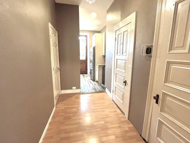 Building Photo - Charming 2 bed 1 bath W/D in unit, free parking, renovated kitchen, fenced backyard, in a walkabl...