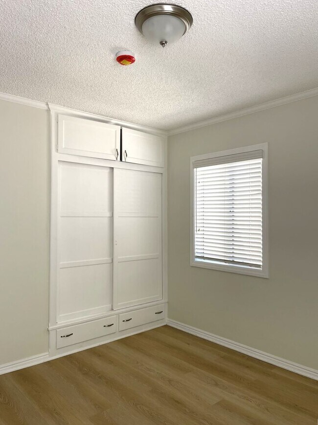 Building Photo - Charming 3-Bedroom Home with Modern Upgrad...