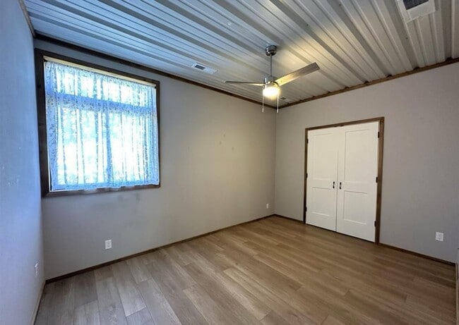 Building Photo - 115 16th Ave W