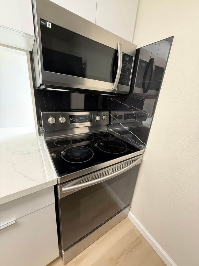 Building Photo - Luna-Liho Towers - Fully renovated, washer/dryer in the unit, AC