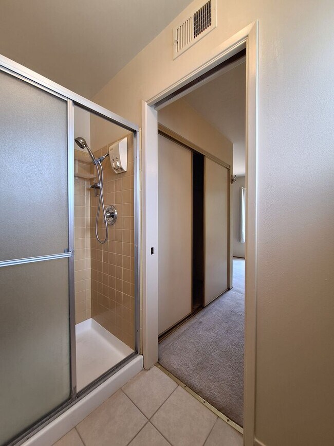 Building Photo - Spacious 4bd Tri-Level Home w/Central Heat...