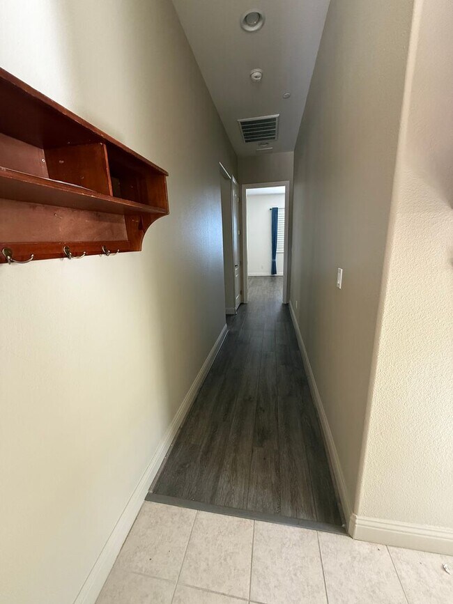 Building Photo - 955 Romneya Ln