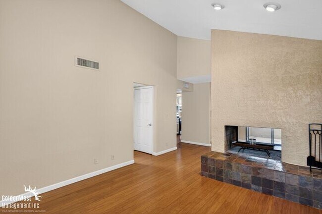 Building Photo - Bright and Modern 1Bdm 1Ba Condo Near Downtown Scottsdale!