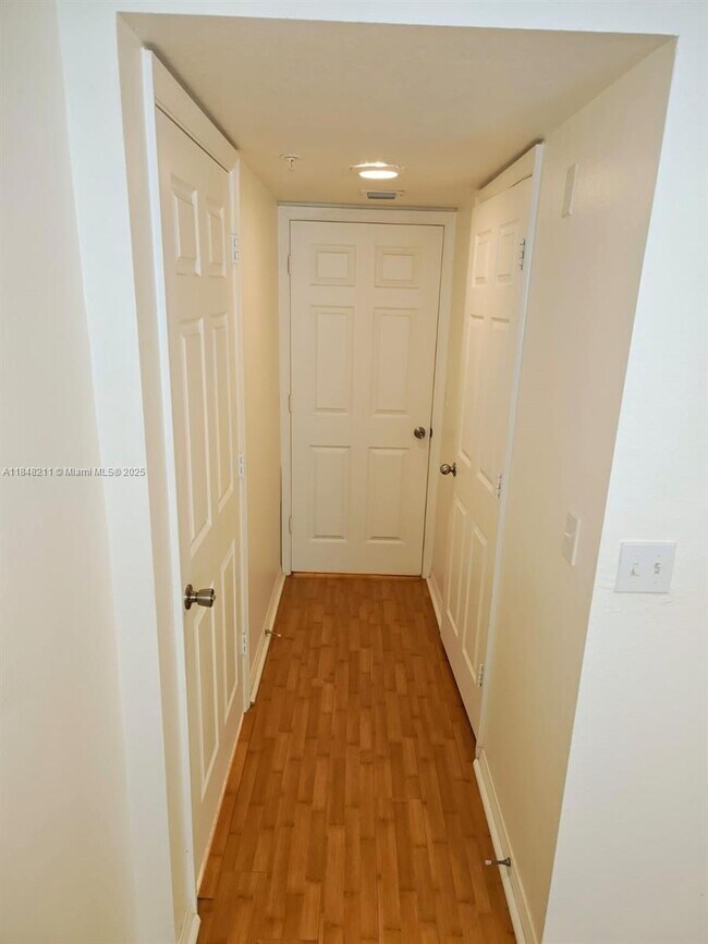 Building Photo - 2586 Centergate Dr