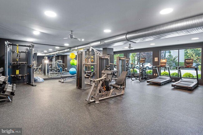 Building Photo - 701 N Henry St