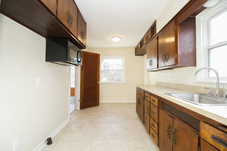 Building Photo - 2355 Ward St